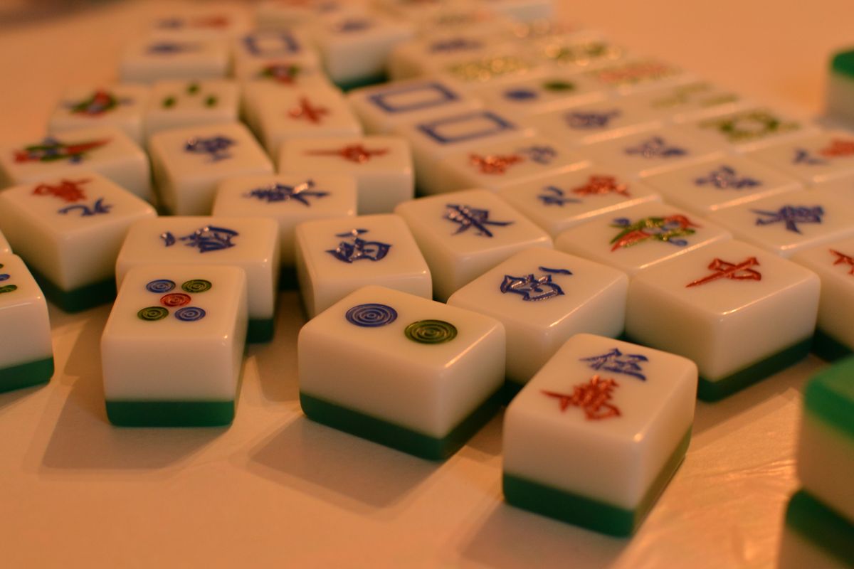 关于我们：Mahjong Malaysia，桌上麻将牌的特写